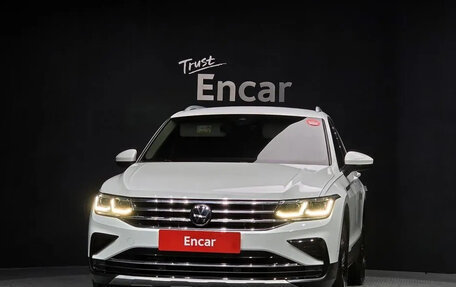 Volkswagen Tiguan II, 2022 год, 3 400 000 рублей, 2 фотография