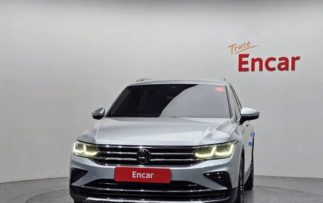 Volkswagen Tiguan II, 2022 год, 3 365 000 рублей, 2 фотография