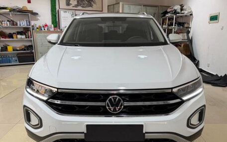 Volkswagen T-Roc I, 2023 год, 2 200 000 рублей, 2 фотография