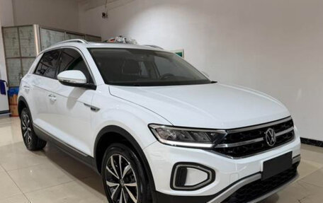 Volkswagen T-Roc I, 2023 год, 2 200 000 рублей, 3 фотография