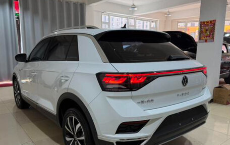 Volkswagen T-Roc I, 2023 год, 2 200 000 рублей, 4 фотография