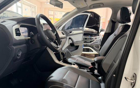 Volkswagen T-Roc I, 2023 год, 2 200 000 рублей, 8 фотография