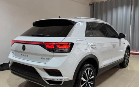 Volkswagen T-Roc I, 2023 год, 2 200 000 рублей, 6 фотография