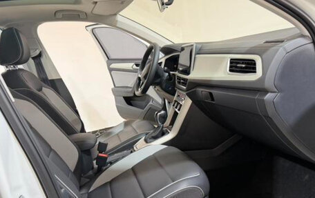 Volkswagen T-Roc I, 2023 год, 2 200 000 рублей, 10 фотография