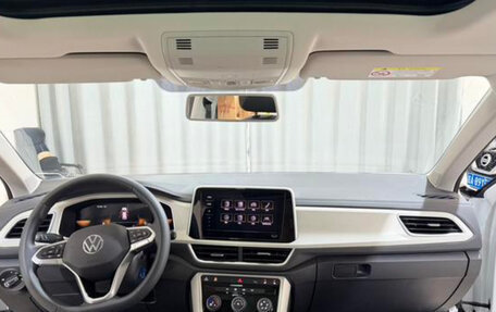 Volkswagen T-Roc I, 2023 год, 2 200 000 рублей, 20 фотография