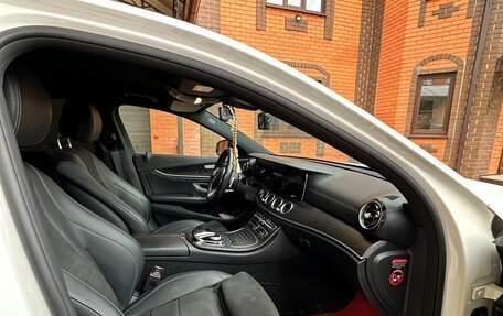 Mercedes-Benz E-Класс, 2019 год, 3 500 000 рублей, 7 фотография