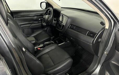 Mitsubishi Outlander III рестайлинг 3, 2018 год, 2 000 000 рублей, 14 фотография