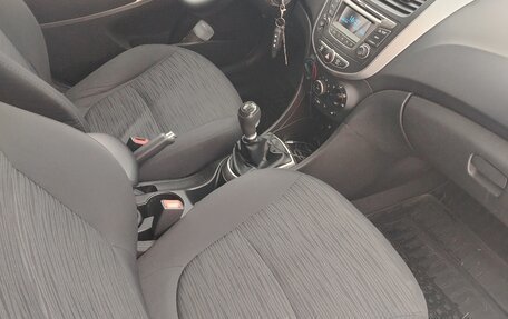 Hyundai Solaris II рестайлинг, 2015 год, 1 060 000 рублей, 13 фотография