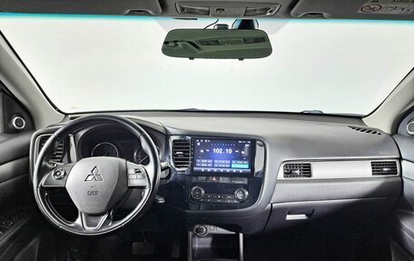 Mitsubishi Outlander III рестайлинг 3, 2016 год, 1 750 000 рублей, 17 фотография