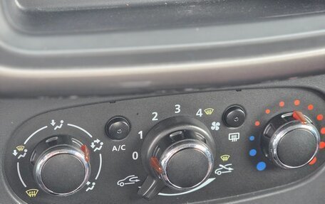 Renault Logan II, 2019 год, 850 000 рублей, 6 фотография