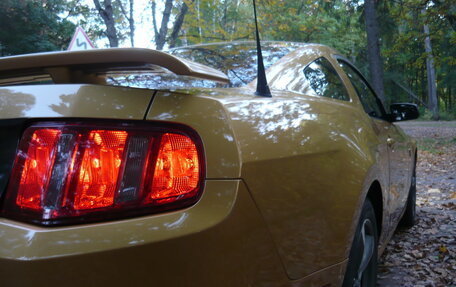 Ford Mustang VI рестайлинг, 2010 год, 1 300 000 рублей, 18 фотография