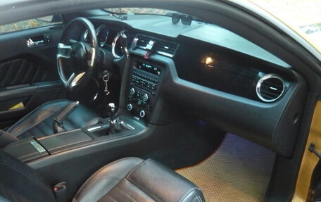 Ford Mustang VI рестайлинг, 2010 год, 1 300 000 рублей, 13 фотография