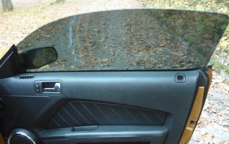 Ford Mustang VI рестайлинг, 2010 год, 1 300 000 рублей, 20 фотография