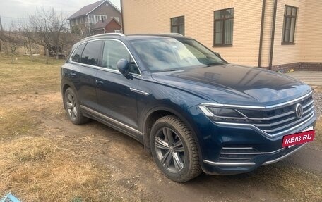 Volkswagen Touareg III, 2019 год, 4 380 000 рублей, 2 фотография