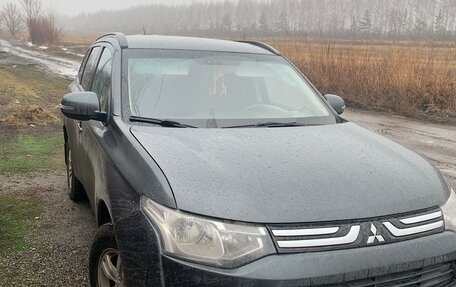 Mitsubishi Outlander III рестайлинг 3, 2013 год, 1 050 000 рублей, 2 фотография