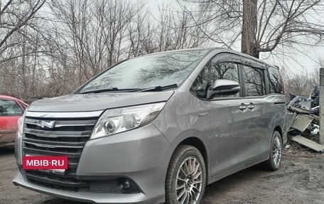 Toyota Noah III, 2015 год, 1 750 000 рублей, 3 фотография