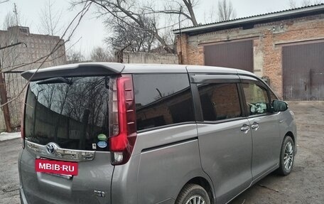 Toyota Noah III, 2015 год, 1 750 000 рублей, 6 фотография