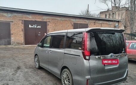 Toyota Noah III, 2015 год, 1 750 000 рублей, 7 фотография
