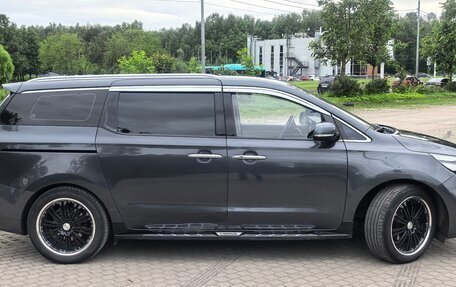 KIA Carnival III, 2016 год, 2 700 000 рублей, 4 фотография