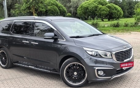 KIA Carnival III, 2016 год, 2 700 000 рублей, 2 фотография