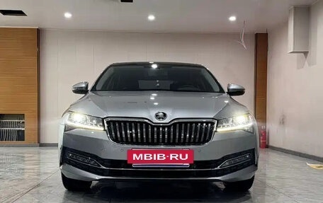 Skoda Superb III рестайлинг, 2023 год, 2 228 810 рублей, 2 фотография