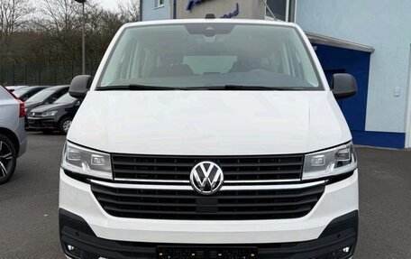 Volkswagen Multivan T6 рестайлинг, 2022 год, 4 000 000 рублей, 3 фотография