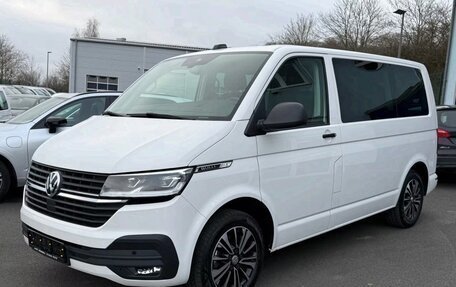 Volkswagen Multivan T6 рестайлинг, 2022 год, 4 000 000 рублей, 2 фотография