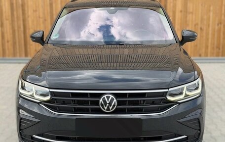 Volkswagen Tiguan II, 2021 год, 2 800 000 рублей, 1 фотография