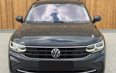 Volkswagen Tiguan II, 2021 год, 2 800 000 рублей, 1 фотография