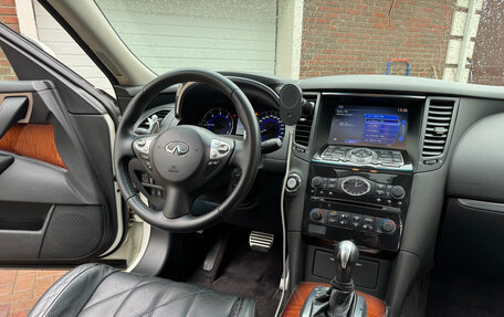 Infiniti QX70, 2013 год, 2 700 000 рублей, 12 фотография
