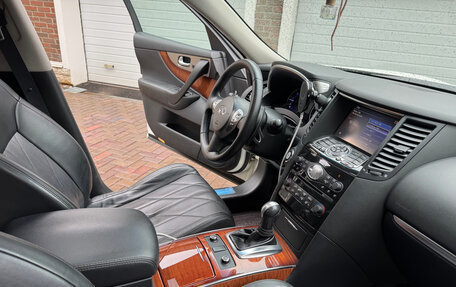 Infiniti QX70, 2013 год, 2 700 000 рублей, 15 фотография