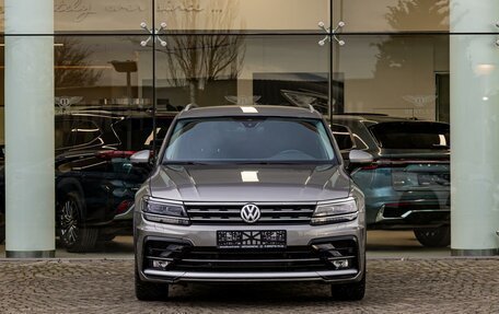 Volkswagen Tiguan II, 2019 год, 2 455 000 рублей, 2 фотография