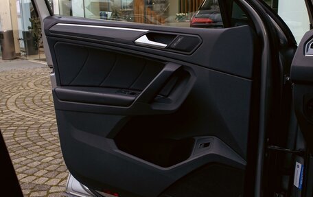 Volkswagen Tiguan II, 2019 год, 2 455 000 рублей, 12 фотография