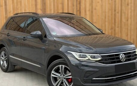 Volkswagen Tiguan II, 2021 год, 2 800 000 рублей, 3 фотография