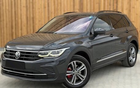 Volkswagen Tiguan II, 2021 год, 2 800 000 рублей, 2 фотография