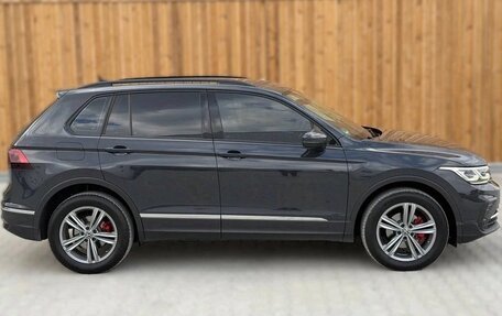 Volkswagen Tiguan II, 2021 год, 2 800 000 рублей, 4 фотография