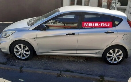 Hyundai Solaris II рестайлинг, 2011 год, 710 000 рублей, 2 фотография