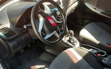 Hyundai Solaris II рестайлинг, 2011 год, 710 000 рублей, 3 фотография