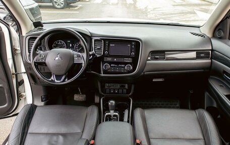 Mitsubishi Outlander III рестайлинг 3, 2015 год, 1 295 000 рублей, 15 фотография