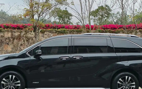 Toyota Granvia, 2023 год, 7 410 007 рублей, 4 фотография