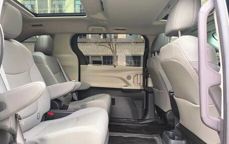 Toyota Granvia, 2023 год, 7 410 007 рублей, 9 фотография