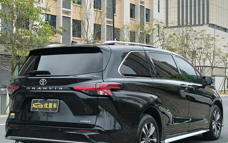 Toyota Granvia, 2023 год, 7 410 007 рублей, 3 фотография