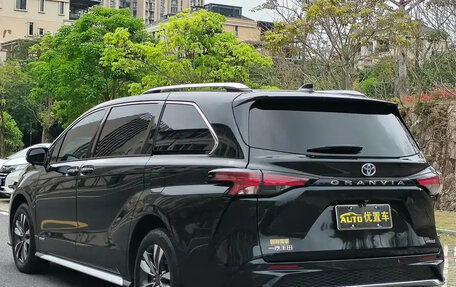 Toyota Granvia, 2023 год, 7 410 007 рублей, 13 фотография