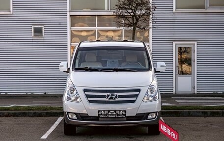 Hyundai Grand Starex Grand Starex I рестайлинг 2, 2018 год, 2 345 000 рублей, 2 фотография