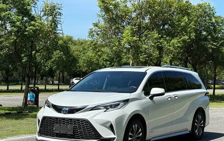 Toyota Granvia, 2023 год, 7 450 007 рублей, 1 фотография