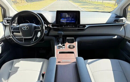 Toyota Granvia, 2023 год, 7 450 007 рублей, 5 фотография