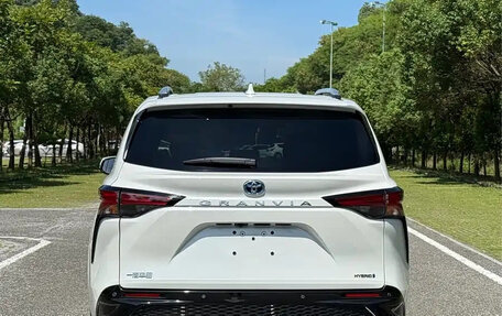 Toyota Granvia, 2023 год, 7 450 007 рублей, 8 фотография