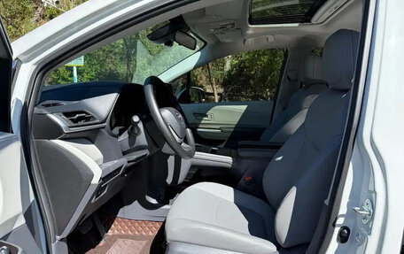 Toyota Granvia, 2023 год, 7 450 007 рублей, 4 фотография