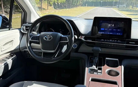 Toyota Granvia, 2023 год, 7 450 007 рублей, 11 фотография