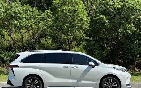 Toyota Granvia, 2023 год, 7 450 007 рублей, 10 фотография